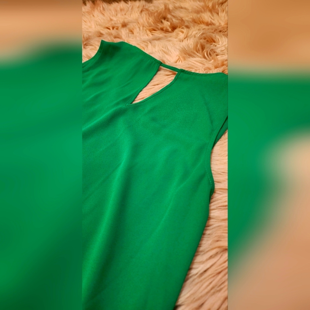 ๐ Sleeveless V-neck Blouse Keyhole Back ๐ - Picture 2 of 7